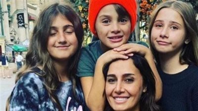 بهم تمر الأوقات الصعبة.. 10 صور عفوية لـ حلا شيحة مع أولادها