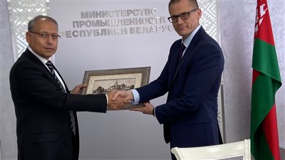 السفير المصري في بيلاروسيا يلتقي نائب وزير الصناعة هناك
