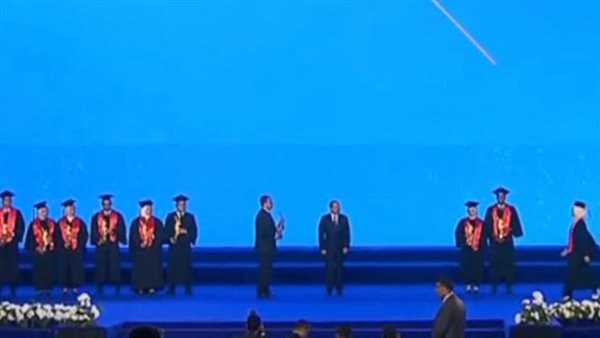 السيسي يكرم أوائل