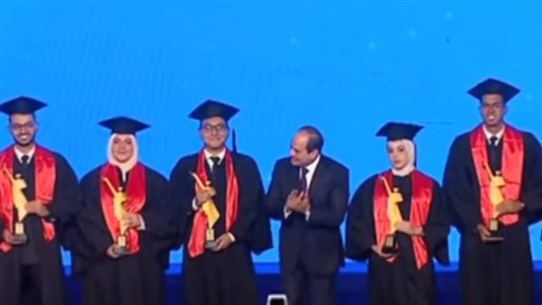 تكريم أوائل خريجي