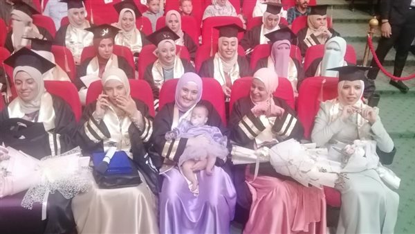 خريجات كلية تمريض