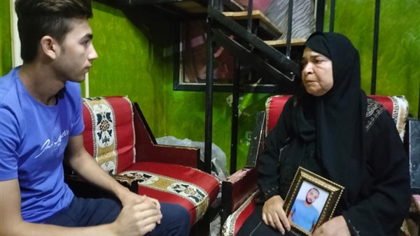 والدة الضحية مع محرر