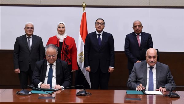 جانب من التوقيع