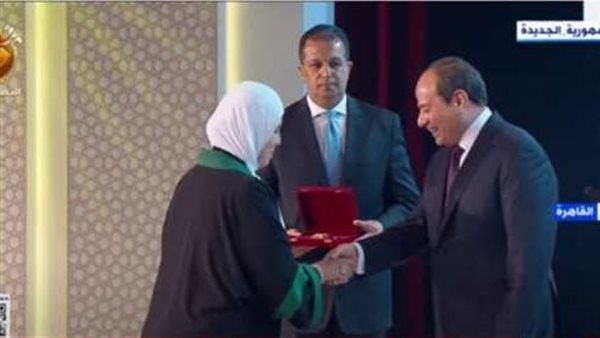 الرئيس السيسي يكرم