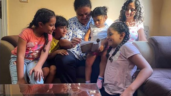 نجاة نعيم مع أحفادها