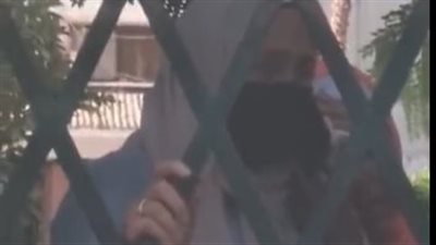 انهيار أسرة موظفة جامعة القاهرة خلال انتظار جثمانها أمام مشرحة المستشفى| بث مباشر