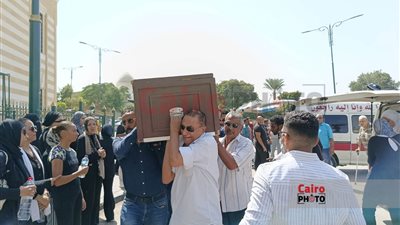 لحظة وصول جثمان موظفة جامعة القاهرة إلى مسجد السيدة نفيسة لأداء صلاة الجنازة|صور وفيديو