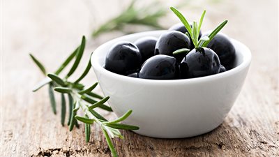 طريقة تخليل الزيتون الأسود التفاحي للشيف هالة.. سهلة وسريعة