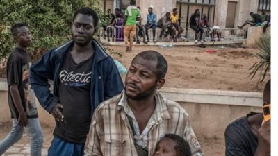 أشرب بولي للبقاء على قيد الحياة.. جارديان تكشف تفاصيل معاناة المهاجرين الأفارقة على حدود تونس