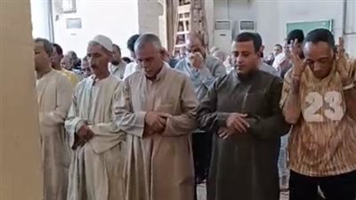 العشرات يشاركون في صلاة الجنازة وتشييع جثمان موظفة جامعة القاهرة| بث مباشر 