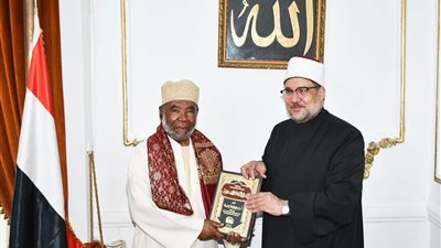 بعد تكريم السيسي له.. مفتي جمهورية القمر المتحدة: مصر مهبط العلم.. ورأيت عمارة حديثة للمساجد لم أرها إلا بمصر