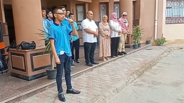 طالب يؤدي النشيد