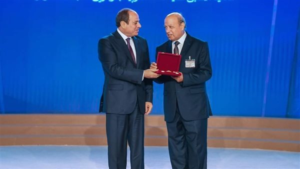الرئيس السيسي يكرم
