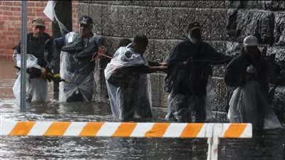 فيضانات مفاجئة وإعلان حالة الطوارئ.. الولايات المتحدة تواجه عاصفة تهدد حياة مواطنيها