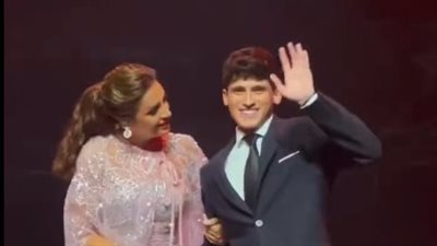 أنغام تقدم ابنها على مسرح حفلها بالكويت وتمازح الجمهور: مبروك عليكم ابني كويتي الجنسية |فيديو 