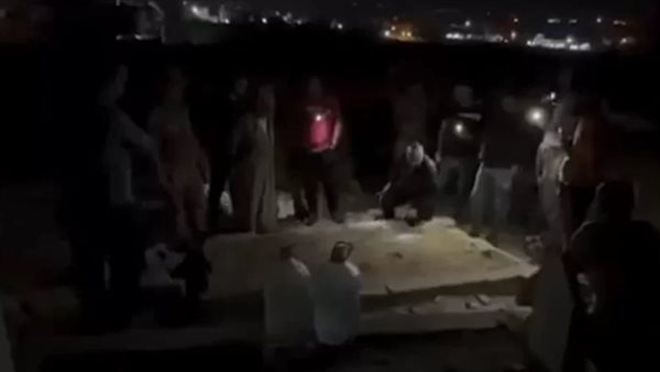 سماع صوت طرق من داخل