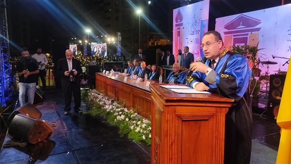 الدكتور عبد العزيز