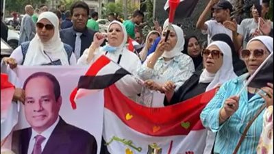 بالهتافات والأعلام.. مؤيدو السيسي يتوافدون لعمل التوكيلات بمكاتب الشهر العقاري بالمحافظات | بث مباشر
