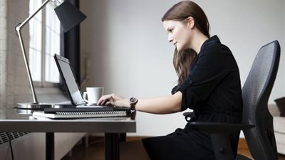 الجلوس طوال اليوم في العمل يزيد من خطر الإصابة بالخرف | دراسة 