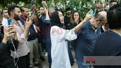 بكاء وانهيار والدة أحمد سامي العدل أثناء تشييع جثمانه إلى مثواه الأخير | بث مباشر