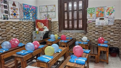 بلالين وهدايا.. انتظام الدراسة في 235 مدرسة بنظام الفترتين بالإسكندرية 