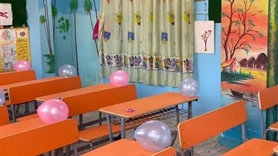 بالبلالين واللوحات المزخرفة.. معلمو معهد زايد الأزهري يزينون الفصول لاستقبال الطلاب