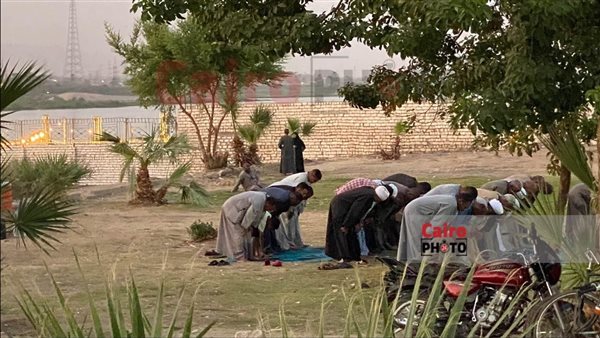 أهالي الكرنك يصلون