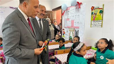 رئيس الشؤون المركزية بوزارة التعليم يتفقد انتظام الدراسة بمدارس الإسكندرية 