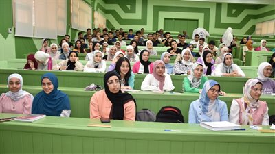 في أول أيام الدراسة.. نائب رئيس جامعة عين شمس يتفقد كلية العلوم 