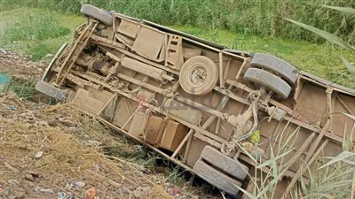 إصابة 7 تلاميذ ومشرفة وسائق إثر انقلاب أتوبيس مدرسة في مشروع صرف بالمنوفية | بث مباشر