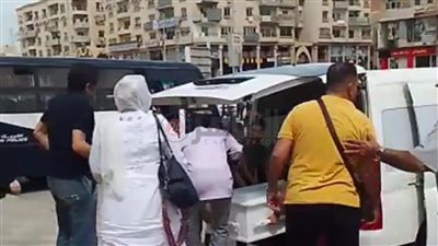 وصول جثمان الفنان محمد فريد لمسجد الحصري بـ 6 أكتوبر استعدادًا لبدء صلاة الجنازة عليه