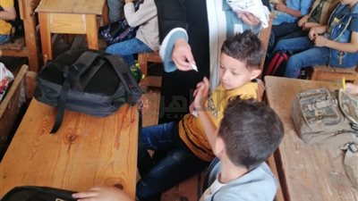 أول أيام الدراسة بالمنوفية.. أولياء أمور مع أبنائهم وتوزيع شيكولاتة على الطلاب| صور