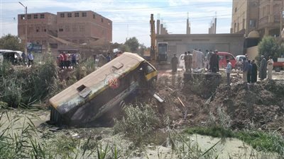 انتشال أتوبيس مدرسة خاصة سقط بالتلاميذ في مصرف بالمنوفية أول أيام الدراسة| فيديو