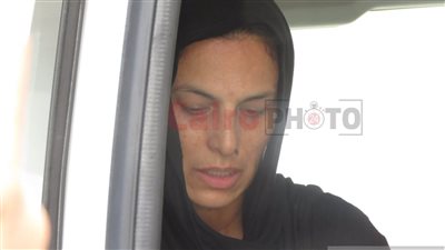 موت الأب كسرة.. صدمة ابنة محمد فريد لحظة مرافقتها جثمان والدها بسيارة نقل الموتى