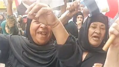 إحنا وراك يا ريس.. سيدات طنطا يدعمن السيسي أمام مقرات الشهر العقاري | بث مباشر