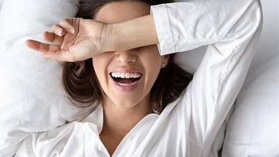 علماء: الضحك خلال النوم علامة على وجود مشكلة صحية خطيرة