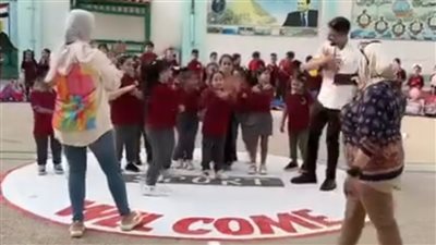 طلاب يرقصون على أغنية مخصماك في أول يوم دراسة.. ومعلقون: حنة شيماء مش طابور صباح