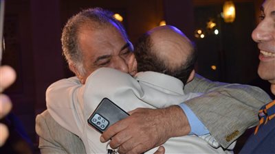 رياض الخولي يستقبل محمد صبحي بالأحضان في حفل افتتاح أيام القاهرة للمونودراما