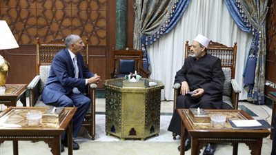 شيخ الأزهر يستقبل سفير مصر لدى الفاتيكان.. ويبعث رسالة إلى البابا فرنسيس