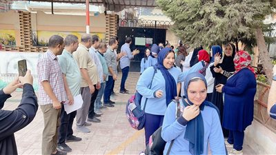 معلمون ينظمون ممرا شرفيا احتفاءً بالطلاب مع بدء الدراسة في كفر الشيخ| صور