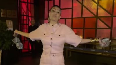 رد جريء من غادة عبد الرازق على منتقدي تحدثها بالإنجليزية: ما فيش فنان مصري هيقبل الإهانة 