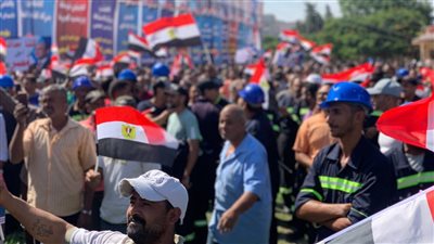 بأعلام مصر وصور الرئيس.. العاملون بقناة السويس يحتفلون بانتصارات أكتوبر على شط القناة| صور