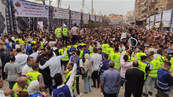 الآلاف يشاركون في