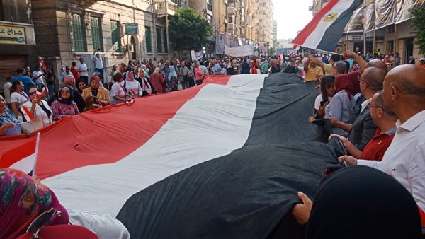 مسيرة بالأعلام فى