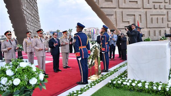 السيسي يضع إكليلين