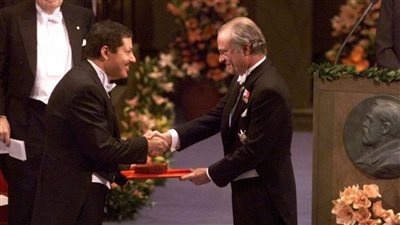 الحاضر الغائب.. كيف أحيا الفائزون بـ نوبل أمجاد زويل بعد 24 عامًا من حصوله على الجائزة؟