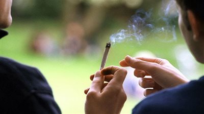 العثور على شابين توفيا نتيجة جرعة مخدرات زائدة في الوراق