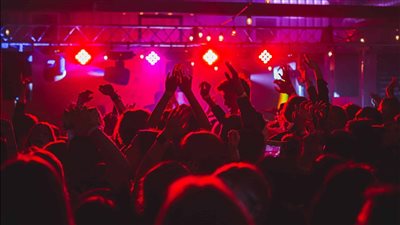 حرضت القاصرات على الرذيلة.. ضبط وإحضار صاحبة كباريه لاتهامها بالإتجار في البشر | بث مباشر