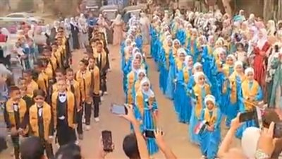 مرتدين أبهى الثياب.. قرية بالغربية تنظم ممرًا شرفيًا لتكريم 100 من حفظة القرآن الكريم 