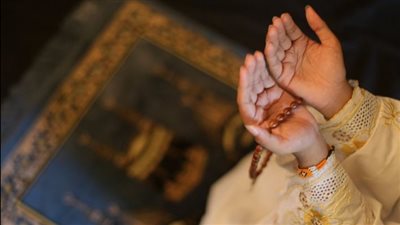 دعاء لعمي المتوفى.. 10 أدعية للعم الميت يوم الجمعة